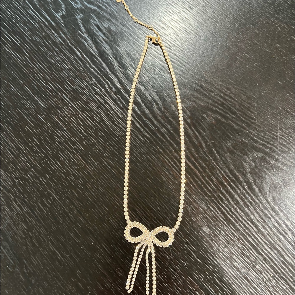 Elegant Gold Bow Necklace